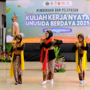 Penampilan Tari Dewi Sekardadu oleh Dosen dan Mahasiswa PIAUD UNUSIDA saat Pembukaan dan Pelepasan KKN UNUSIDA BERDAYA 2025 (Foto: Humas UNUSIDA)