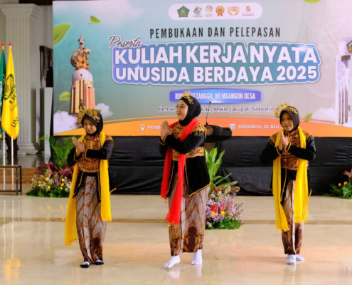 Penampilan Tari Dewi Sekardadu oleh Dosen dan Mahasiswa PIAUD UNUSIDA saat Pembukaan dan Pelepasan KKN UNUSIDA BERDAYA 2025 (Foto: Humas UNUSIDA)