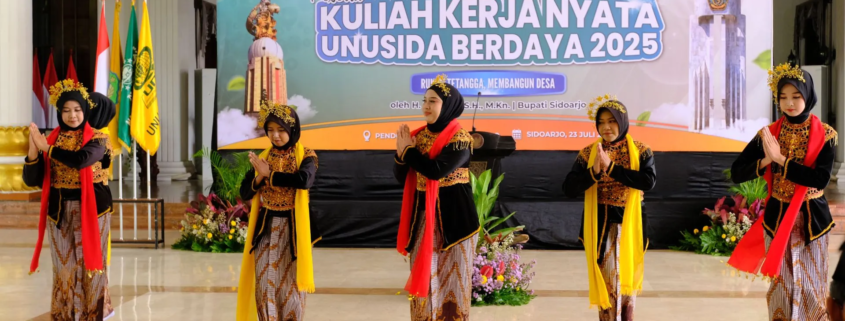 Mengenal Tari Dewi Sekardadu Karya Dosen PIAUD UNUSIDA, Berikut Makna dan Filosofinya 2 Penampilan Tari Dewi Sekardadu oleh Dosen dan Mahasiswa PIAUD UNUSIDA saat Pembukaan dan Pelepasan KKN UNUSIDA BERDAYA 2025 (Foto: Humas UNUSIDA)