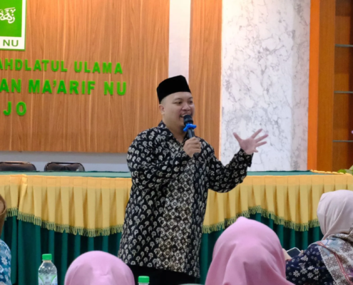 Dr. Arda Surya Editya, S.Pd., M.T., Dekan FILKOM UNUSIDA saat menjadi narasumber Pembelajaran Coding dan Artificial Intelligence (AI) LP Ma'arif NU Sidoarjo (Foto: Humas UNUSIDA)