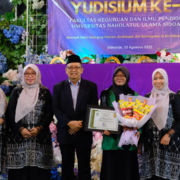Dewi Sulistiyowati saat Yudisium Ke-9 FKIP Unusida Dewi Sulistiyowati saat Menerima Piagam Penghargaan dalam Yudisium Ke-9 FKIP UNUSIDA (Foto: Humas UNUSIDA)