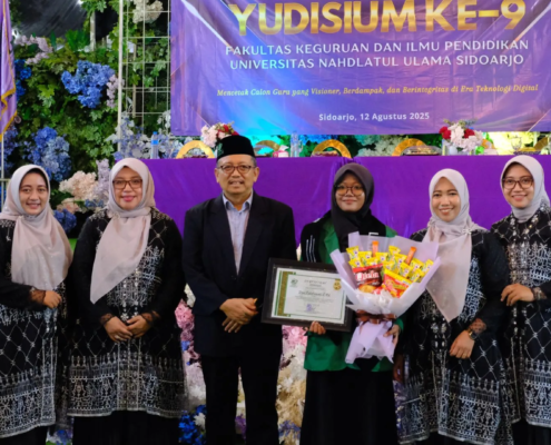 Dewi Sulistiyowati saat Menerima Piagam Penghargaan dalam Yudisium Ke-9 FKIP UNUSIDA (Foto: Humas UNUSIDA)