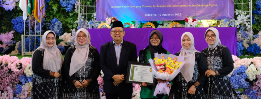 Kisah Dewi Sulistiyowati, Lulusan Terbaik FKIP UNUSIDA Berkat Keteguhan Hati dan Semangat Juang 1 Dewi Sulistiyowati saat Menerima Piagam Penghargaan dalam Yudisium Ke-9 FKIP UNUSIDA (Foto: Humas UNUSIDA)