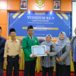 Inspiratif, Cerita Mochamad Udin Kerja Sambil Kuliah di UNUSIDA Hingga Jadi Lulusan Terbaik Fakultas Teknik 7 Mochamad Udin Saat menerima piagam Lulusan Terbaik Fakultas Teknik UNUSIDA 2025 (Foto: Humas UNUSIDA)