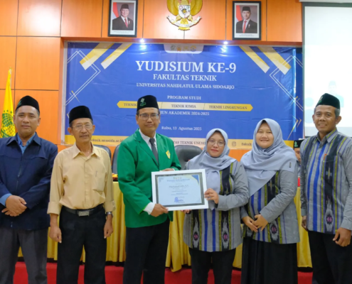 Mochamad Udin Saat menerima piagam Lulusan Terbaik Fakultas Teknik UNUSIDA 2025 (Foto: Humas UNUSIDA)