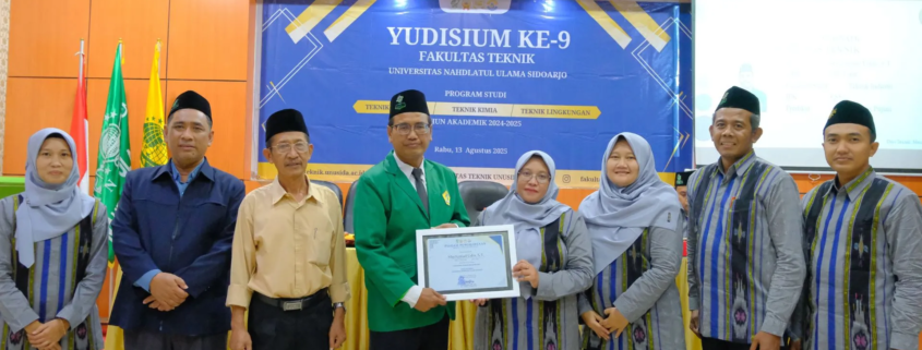 Inspiratif, Cerita Mochamad Udin Kerja Sambil Kuliah di UNUSIDA Hingga Jadi Lulusan Terbaik Fakultas Teknik 1 Mochamad Udin Saat menerima piagam Lulusan Terbaik Fakultas Teknik UNUSIDA 2025 (Foto: Humas UNUSIDA)