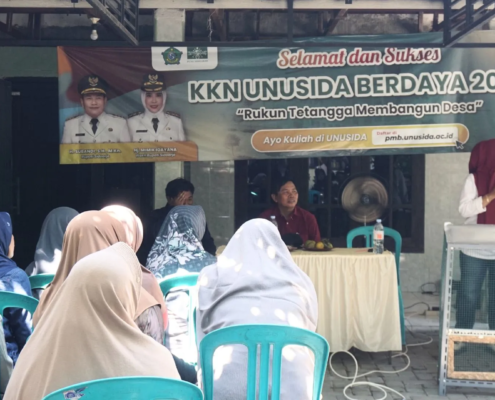 Sosialisasi Pemilahan Sampah Bersama DLHK Sidoarjo yang diinisiasi oleh mahasiswa KKN 07 UNUSIDA di Desa Banjarbendo (Foto: Humas UNUSIDA)