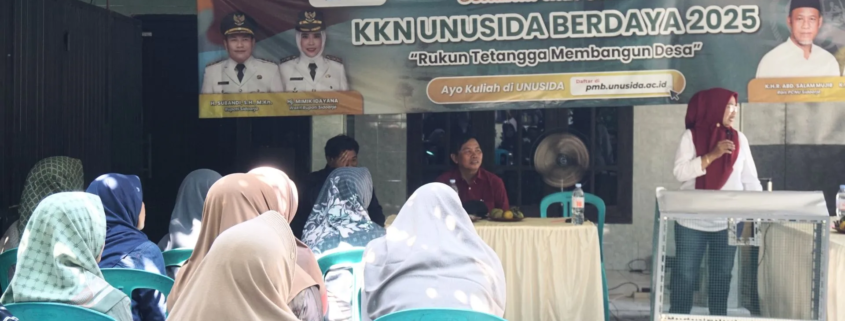 Sosialisasi Pemilahan Sampah Bersama DLHK Sidoarjo yang diinisiasi oleh mahasiswa KKN 07 UNUSIDA di Desa Banjarbendo (Foto: Humas UNUSIDA)
