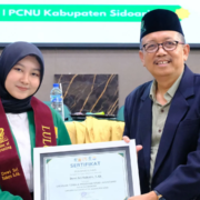 Dewi Sri Rahayu, S.Ak Dewi Sri Rahayu, S.Ak saat Menerima Piagam Penghargaan Lulusan Terbaik Fakultas Ekonomi UNUSIDA dari Rektor (Foto: Humas UNUSIDA)