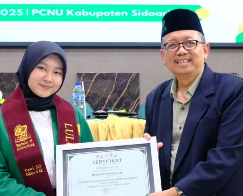 Dewi Sri Rahayu: Lulusan Terbaik Fakultas Ekonomi UNUSIDA, Bukti Kerja Keras dan Doa 25 Dewi Sri Rahayu, S.Ak saat Menerima Piagam Penghargaan Lulusan Terbaik Fakultas Ekonomi UNUSIDA dari Rektor (Foto: Humas UNUSIDA)