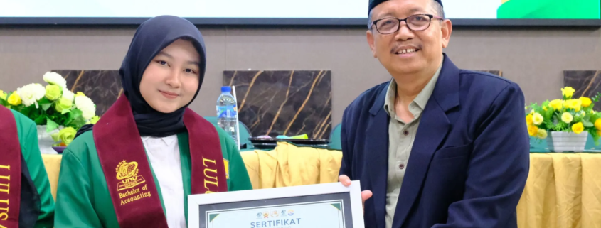 Dewi Sri Rahayu: Lulusan Terbaik Fakultas Ekonomi UNUSIDA, Bukti Kerja Keras dan Doa 1 Dewi Sri Rahayu, S.Ak saat Menerima Piagam Penghargaan Lulusan Terbaik Fakultas Ekonomi UNUSIDA dari Rektor (Foto: Humas UNUSIDA)