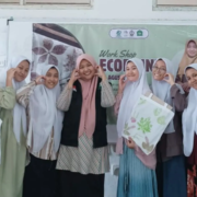 Workshop Ecoprint KKN Al Hidayah 2025 KKN Al Hidayah 2025 Sukses Gelar Workshop Ecoprint bagi Santri (Foto: KKN Al Hidayah 2025)