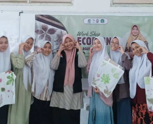 KKN Al Hidayah 2025 Sukses Gelar Workshop Ecoprint bagi Santri (Foto: KKN Al Hidayah 2025)