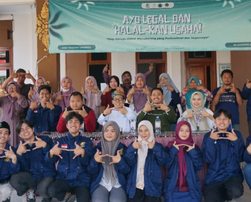 Mahasiswa KKN Tematik Filkom UNUSIDA Dampingi UMKM Wonokarang dalam Pendaftaran NIB dan Sertifikasi Halal (Foto: Ismawati Ainur)