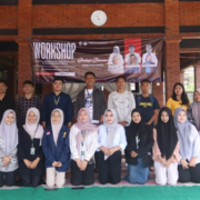 Workshop Kilau Sarirogo KKN UNUSIDA Gelar Workshop Pendampingan UMKM: Digital Marketing, Pengelolaan Keuangan & Desain Canva Menuju UMKM Go Digital di Desa Sarirogo (Foto: Fastabiqul K)