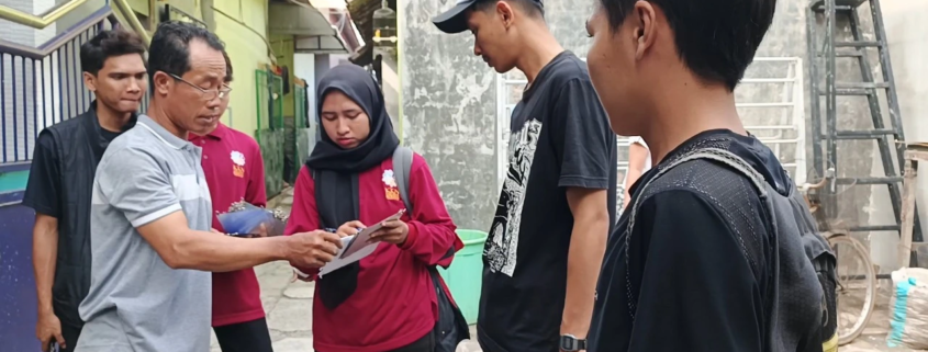 Mahasiswa KKN 12 UNUSIDA Lakukan Penataan Nomor Rumah di Desa Wadungasih 1 Mahasiswa KKN Unusida Bikin Gebrakan di Wadungasih! Nomor Rumah Kini Lebih Tertata dan Memudahkan Warga (Foto: Mir'a Tia Musfiro)