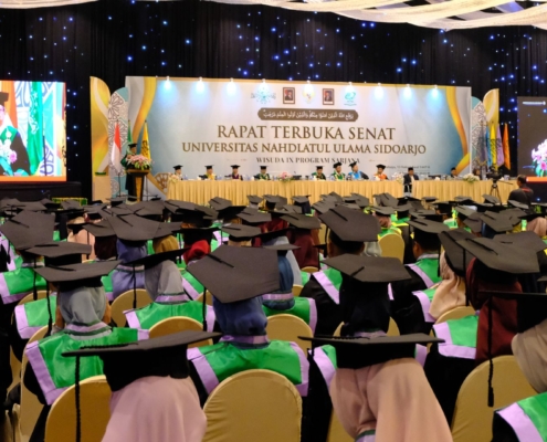 Rektor UNUSIDA Dr. H. Fatkul Anam saat menyampaikan smabutan dalam Wisuda IX (Foto: Humas UNUSIDA)