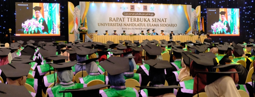 Wisuda IX: Rektor UNUSIDA Dorong Lulusan Untuk Lebih Kreatif, Inovatif, dan Siap Mengabdi 1 Rektor UNUSIDA Dr. H. Fatkul Anam saat menyampaikan smabutan dalam Wisuda IX (Foto: Humas UNUSIDA)