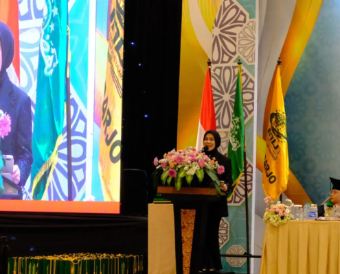 Ketua LLDIKTI 7 Jawa Timur Prof. Dr. Dyah Sawitri, S.E., M.M. dalam Wisuda IX UNUSIDA (Foto: Humas UNUSIDA)