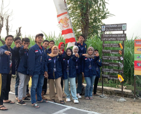 Kelompok 19 KKN UNUSIDA Edukasi Warga Pagerngumbuk Lewat Plang Sampah dan Banner (Foto: Jesinka Amalia)