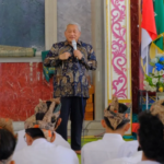 Prof. Nuh Ajak Mahasiswa Baru UNUSIDA Pegang Teguh Nilai Kesetiaan dan Birrul Walidain 7 Prof. Muhammad Nuh Saat menyampaikan materi dalam PKKMB Ke-X UNUSIDA (Foto: Humas UNUSIDA)