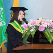 Dewi Sri Rahayu Wisudawan Terbaik UNUSIDA, Dewi Sri Rahayu saat menyampaikan Pesan Wisudawan saat Wisuda KeIX (Foto: Humas UNUSIDA)
