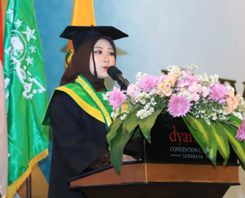 Wisudawan Terbaik UNUSIDA, Dewi Sri Rahayu saat menyampaikan Pesan Wisudawan saat Wisuda KeIX (Foto: Humas UNUSIDA)