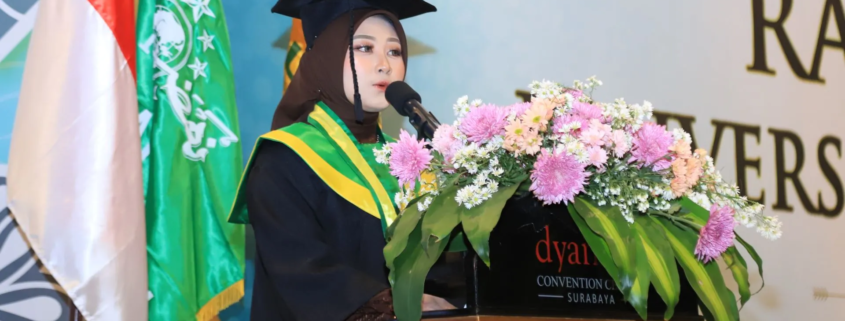 Wisudawan Terbaik UNUSIDA, Dewi Sri Rahayu saat menyampaikan Pesan Wisudawan saat Wisuda KeIX (Foto: Humas UNUSIDA)