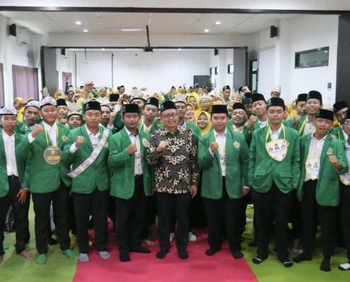 Rektor UNUSIDA saat membersamai Mahasiswa Baru Fakultas Ekonomi dalam HARMONIKAFE 2025 (Foto: Humas UNUSIDA)