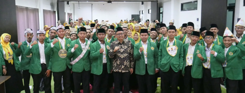 Rektor UNUSIDA saat membersamai Mahasiswa Baru Fakultas Ekonomi dalam HARMONIKAFE 2025 (Foto: Humas UNUSIDA)