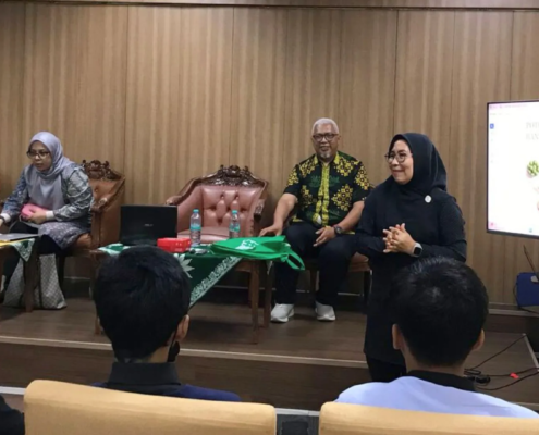 Dekan FE UNUSIDA, Dr. Hj. Muhafidhah Novie, S.E., M.M saat menyampaikan materi dalam kegiatan Internasional Guest Lecture 2025 (Foto: Humas UNUSIDA)