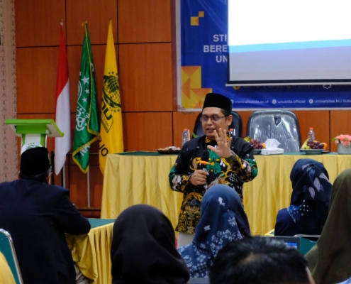 Prof. Dr. Ahmad Taufiq, S.Pd., M.Si saat menyampaikan materi dalam Workshop Strategi Publikasi Ilmiah Internasional dan Review Roadmap Penelitian di UNUSIDA (Foto: Humas UNUSIDA)
