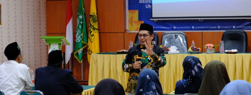 LPPM UNUSIDA Gelar Workshop Strategi Publikasi Ilmiah Internasional dan Review Roadmap Penelitian 4 Prof. Dr. Ahmad Taufiq, S.Pd., M.Si saat menyampaikan materi dalam Workshop Strategi Publikasi Ilmiah Internasional dan Review Roadmap Penelitian di UNUSIDA (Foto: Humas UNUSIDA)