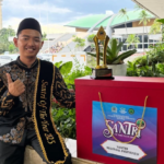 Alumni Prodi Infromatika Unusida, Edi Arianto atau Mas Owdy saat menerima Penghargaan Santri of The Year 2025 Kategori Santri Milenial Inspiratif (Foto: Mas Owdy)