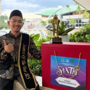 Alumni Prodi Infromatika Unusida, Edi Arianto atau Mas Owdy saat menerima Penghargaan Santri of The Year 2025 Kategori Santri Milenial Inspiratif (Foto: Mas Owdy)