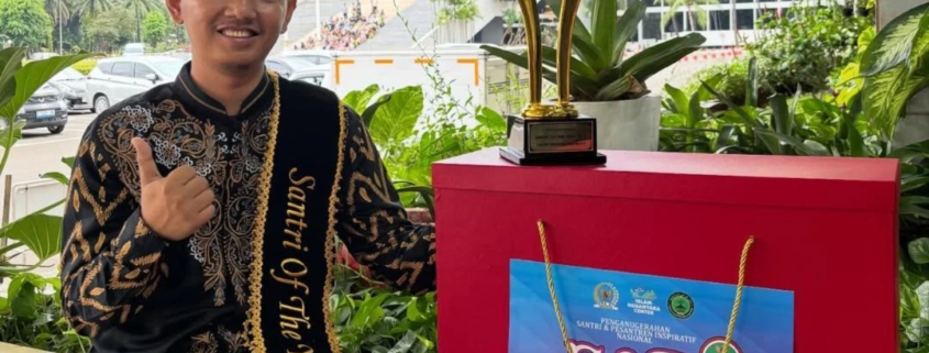 Alumni Informatika UNUSIDA, Edi Arianto Raih Penghargaan “Santri of The Year 2025” Kategori Santri Milenial Inspiratif 1 Alumni Prodi Infromatika Unusida, Edi Arianto atau Mas Owdy saat menerima Penghargaan Santri of The Year 2025 Kategori Santri Milenial Inspiratif (Foto: Mas Owdy)