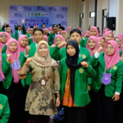 Dekan FKIP UNUSIDA, Muawwinatul Laili bersama Calon Guru (Foto: Humas UNUSIDA)