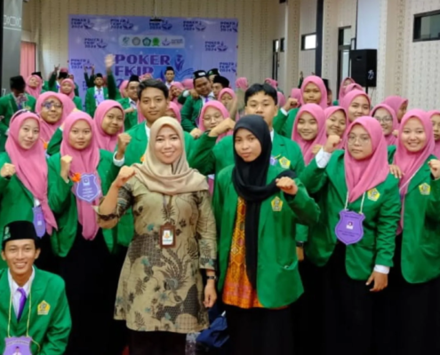 Dekan FKIP UNUSIDA, Muawwinatul Laili bersama Calon Guru (Foto: Humas UNUSIDA)