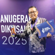 Rektor UNUSIDA, H. Fatkul Anam Setelah Menerima Anugerah Diktisaintek 2025 (Foto: Humas UNUSIDA)
