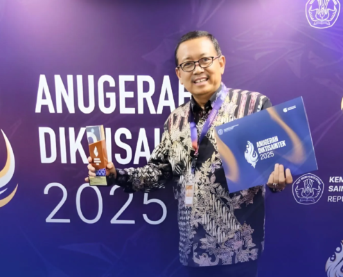 Rektor UNUSIDA, H. Fatkul Anam Setelah Menerima Anugerah Diktisaintek 2025 (Foto: Humas UNUSIDA)
