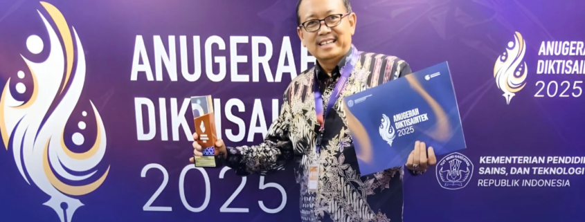 Rektor UNUSIDA, H. Fatkul Anam Setelah Menerima Anugerah Diktisaintek 2025 (Foto: Humas UNUSIDA)