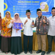 Penyerahan Trofi Anugerah Diktisaintek 2025 BPP UNUSIDA Terima Trofi dan Piagam Penghargaan Anugerah Diktisaintek 2025 dari Rektor (Foto: Humas UNUSIDA)