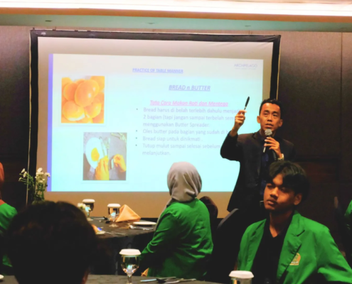 Mahasiswa PBI UNUSIDA Dibekali Pelatihan Table Manner Course di Hotel Aston Sidoarjo (Foto: Humas UNUSIDA)