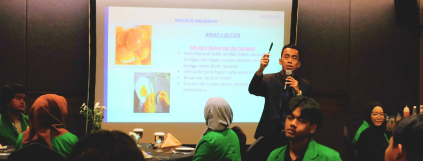 Mahasiswa PBI UNUSIDA Dibekali Pelatihan Table Manner Course di Hotel Aston Sidoarjo (Foto: Humas UNUSIDA)