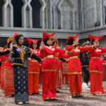 Mahasiswa PGSD UNUSIDA Persembahkan Ragam Tari Nusantara 6 Mahasiswa PGSD UNUSIDA Persembahkan Ragam Tari Nusantara dalam Pentas “Raga yang Menari, Jejak Budaya yang Terpatri” (Foto: Humas UNUSIDA)
