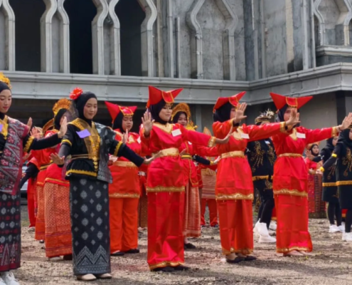 Mahasiswa PGSD UNUSIDA Persembahkan Ragam Tari Nusantara dalam Pentas “Raga yang Menari, Jejak Budaya yang Terpatri” (Foto: Humas UNUSIDA)