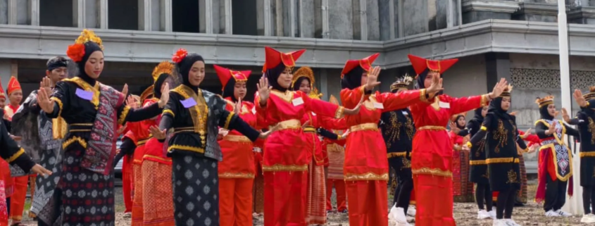 Mahasiswa PGSD UNUSIDA Persembahkan Ragam Tari Nusantara dalam Pentas “Raga yang Menari, Jejak Budaya yang Terpatri” (Foto: Humas UNUSIDA)