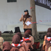 Alumni UNUSIDA Kak Maulidia Nur Rachmah Bagikan Tips Menyeimbangkan Akademik dan Organisasi dalam Latihan Rutin UKM Pramuka Khatulistiwa UNUSIDA (Foto: UKM Pramuka)