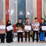 Momen Mujahadah, UNUSIDA Berikan Apresiasi kepada Mahasiswa Berprestasi Tingkat Nasional dan Internasional 7 Wakil Rektor I UNUSIDA, Dr. Hadi Ismanto, S.H.I., M.Pd., saat memberikan penghargaan kepada Mahasiswa Berprestasi Tingkat Nasional dan Internasional (Foto: Humas UNUSIDA)