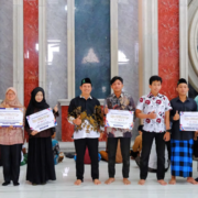 Wakil Rektor I UNUSIDA, Dr. Hadi Ismanto, S.H.I., M.Pd., saat memberikan penghargaan kepada Mahasiswa Berprestasi Tingkat Nasional dan Internasional (Foto: Humas UNUSIDA)